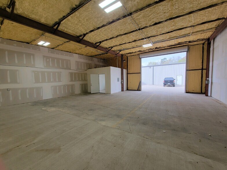 More Photos Of 1515 Lakeville Dr, Kingwood Warehouse For Lease