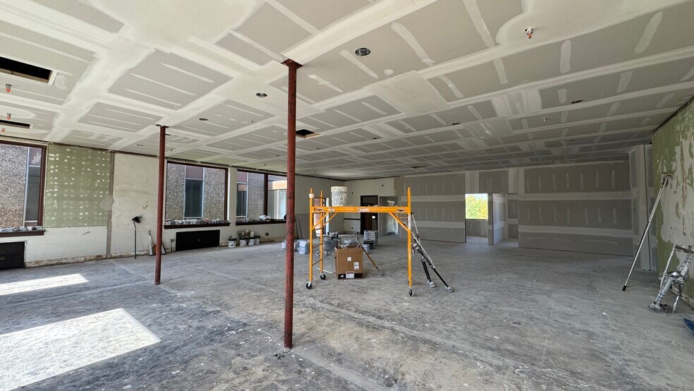 More Photos Of 1442 N Memorial Dr, Racine Office For Sale