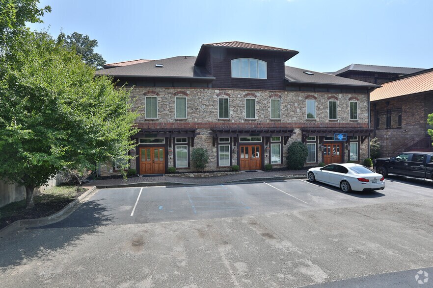 More Photos Of 68 Pointe Cir, Greenville Office For Lease