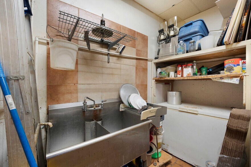 More Photos Of 1705 Wyandotte St W, Windsor Storefront For Sale