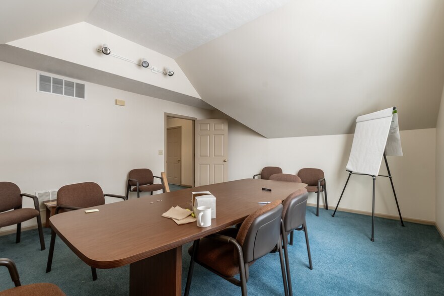 More Photos Of 240 S 4th St, Coshocton Office For Lease