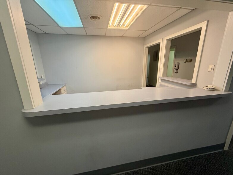 More Photos Of 170 8th St SE, Paris Office For Sale