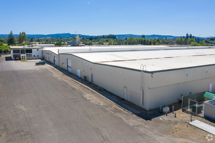 More Photos Of 630 SW Walnut St, Hillsboro Warehouse For Sale