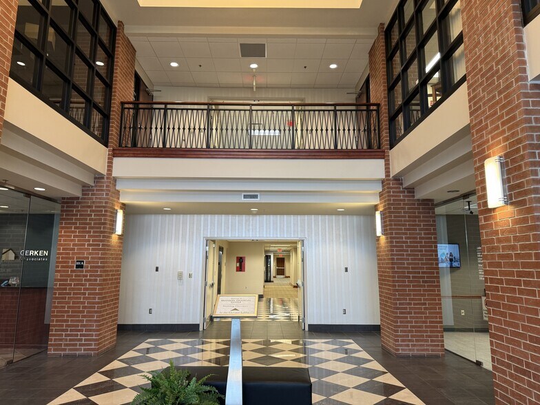 More Photos Of 500 W Main St, Branson Office For Lease