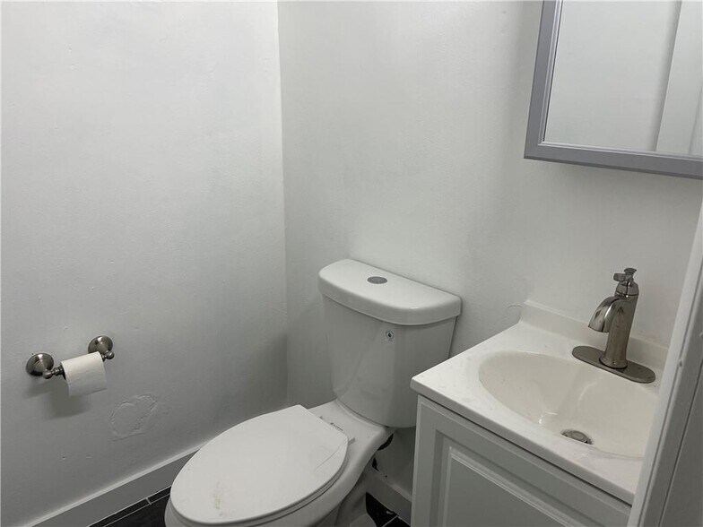 More Photos Of 665 W Prospect Rd, Oakland Park Showroom For Lease