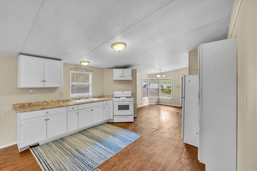 More Photos Of 123 Rocky Rd, Hye Storefront Retail Residential For Sale