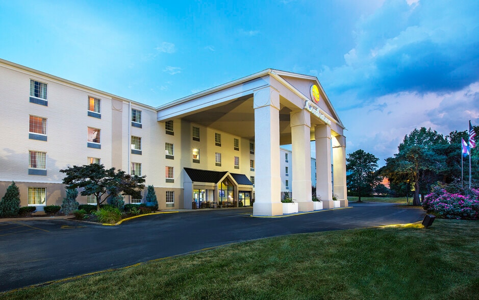 Primary Photo Of 12031 Lackland Rd, Saint Louis Hotel For Lease