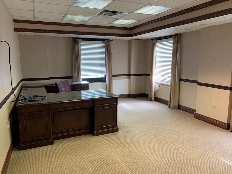 More Photos Of 106 S Main St, Butler Office For Lease