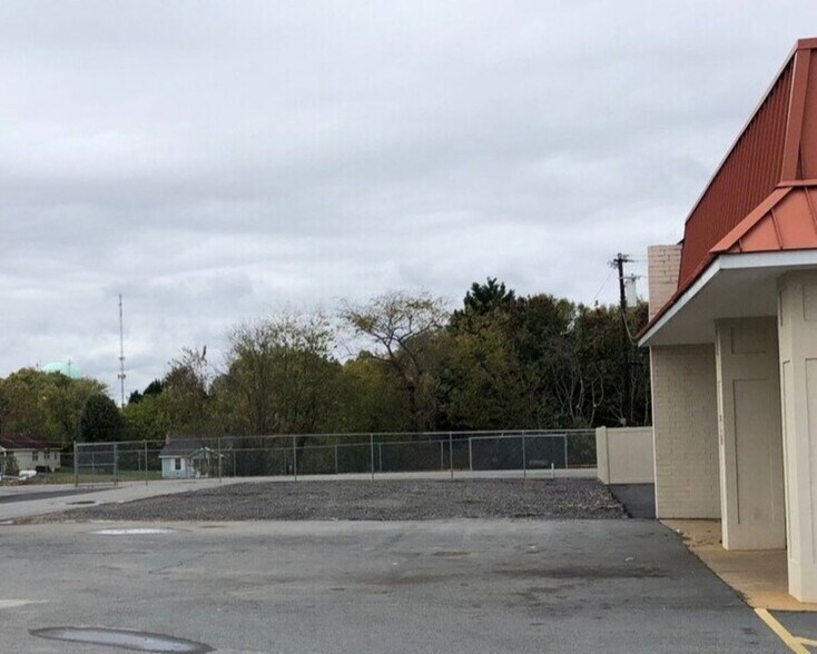 More Photos Of 1201 16th St NE, Hickory Freestanding For Lease