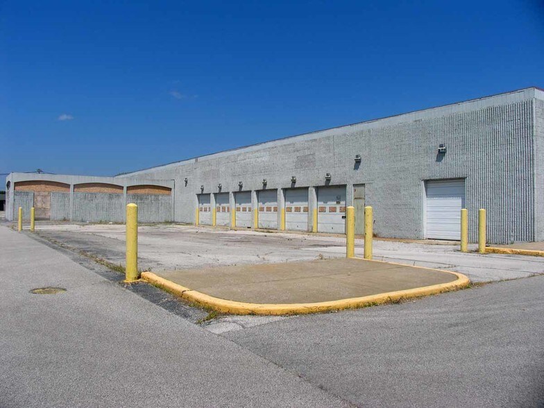 More Photos Of 3655 Nameoki Rd, Granite City Department Store For Lease