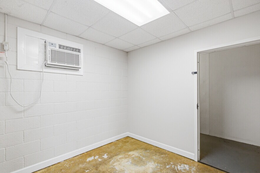 More Photos Of 4107 Port Lavaca Dr, Victoria Showroom For Sale