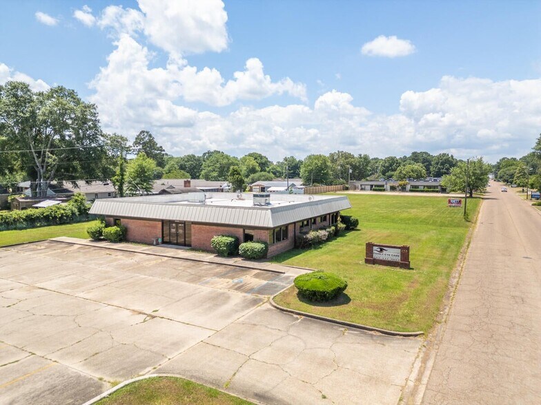 More Photos Of 428 Hospital Drive, Columbus Medical For Sale