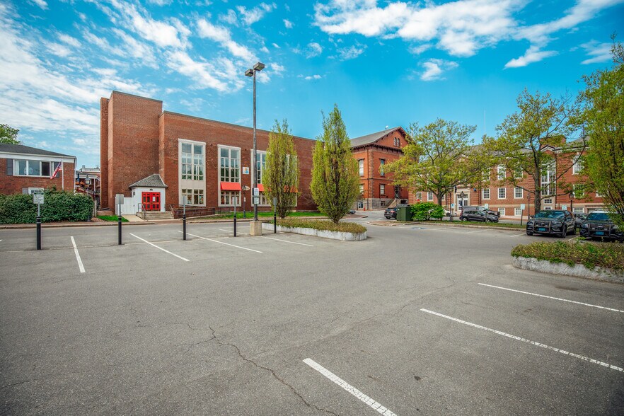 More Photos Of 15 Green St, Newburyport Office For Lease