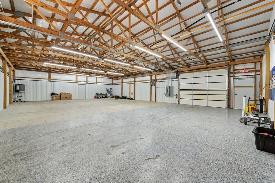 More Photos Of 26091 OK-51, Wagoner Showroom For Sale