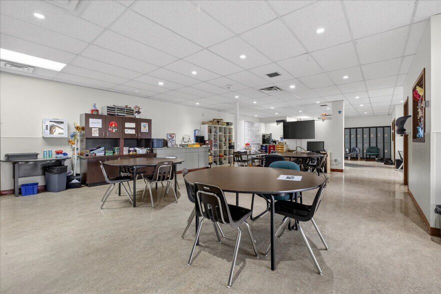 More Photos Of 11831 123 St NW, Edmonton Office For Sale