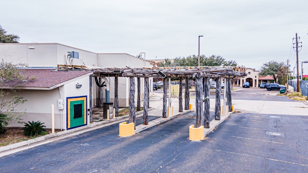 More Photos Of 102 Del Ct, Laredo Office For Lease