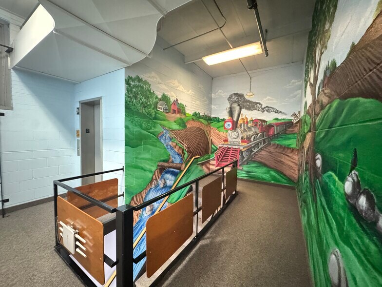 More Photos Of 40 E Simmons St, Galesburg Flex For Sale