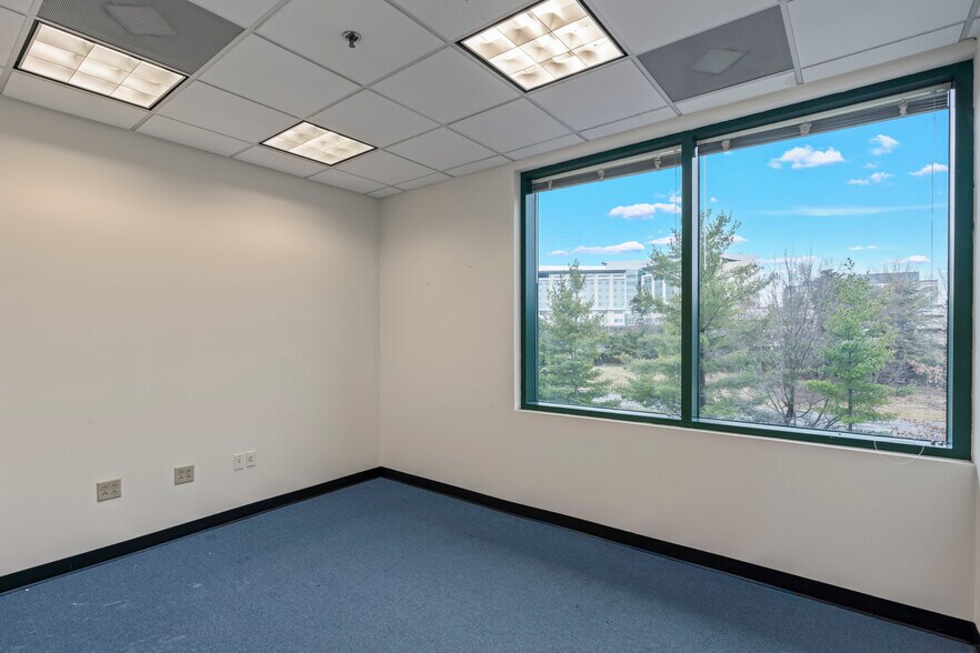 More Photos Of 19455 Deerfield Ave, Lansdowne Medical For Lease