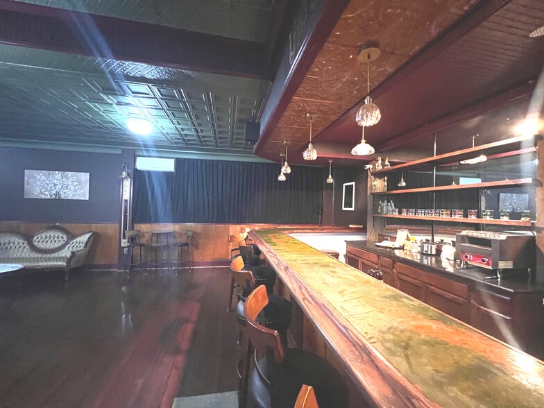 More Photos Of 32 Franklin St, Martinsville Storefront For Sale
