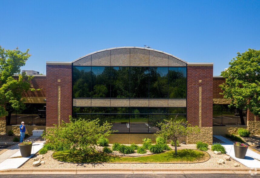 More Photos Of 2770 Blue Water Rd, Eagan Office For Sale