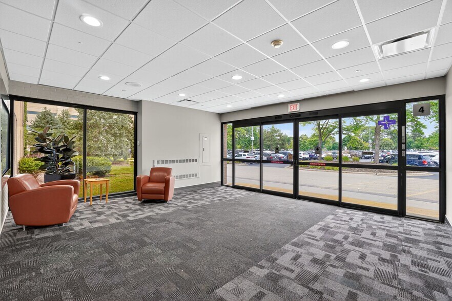 More Photos Of 890 S Garfield Ave, Libertyville Medical For Lease