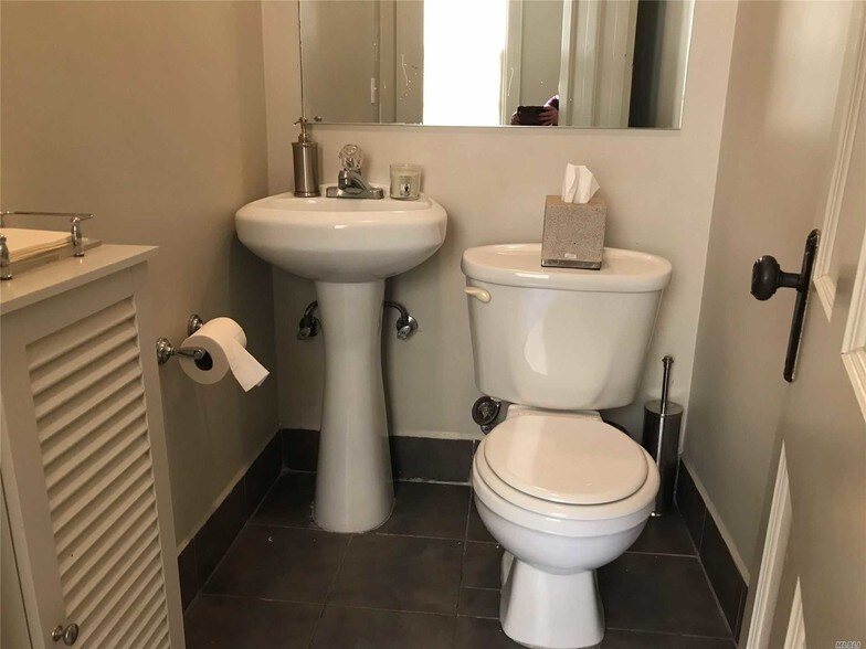 More Photos Of 41 Main St, Roslyn Freestanding For Lease