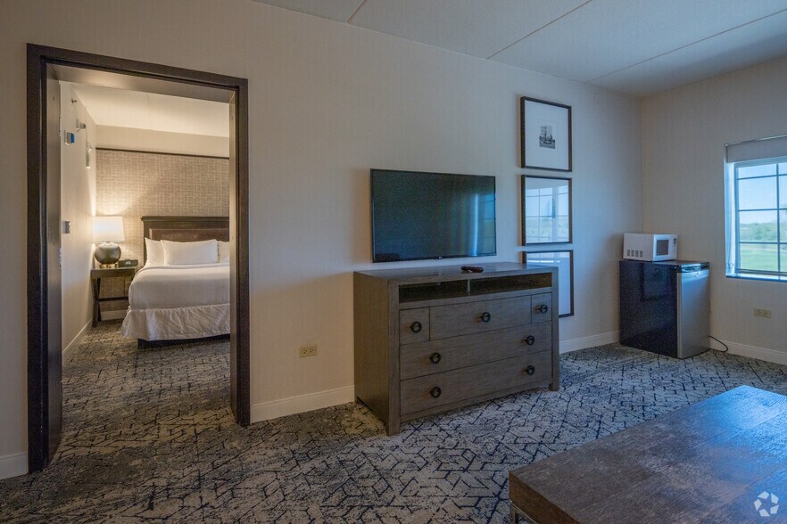 More Photos Of 1110 Willow Rd, Northbrook Hotel For Sale