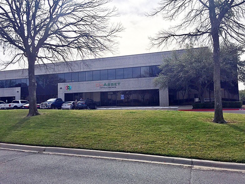 More Photos Of 3000-3080 Story Rd W, Irving Showroom For Lease