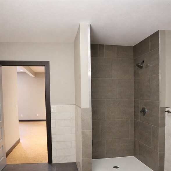 More Photos Of 935 Boyson Ct, Hiawatha Flex For Lease