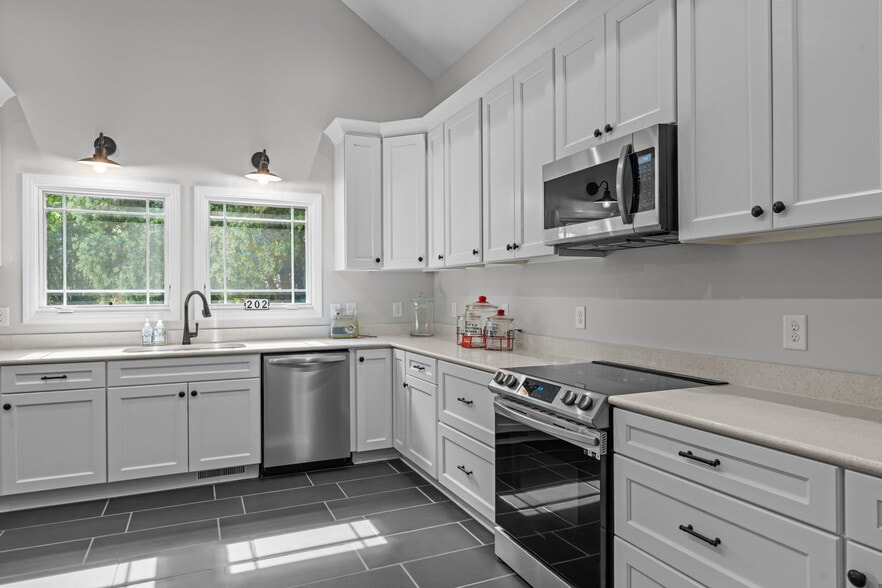 More Photos Of 202 W Main St, Sanford Office Residential For Lease