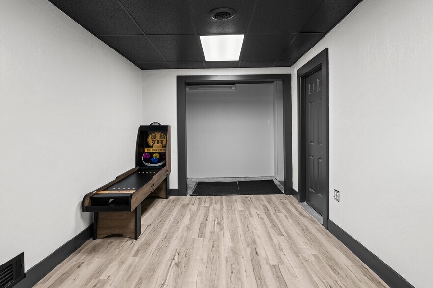 More Photos Of 2400 24th St, Rock Island Office Residential For Lease