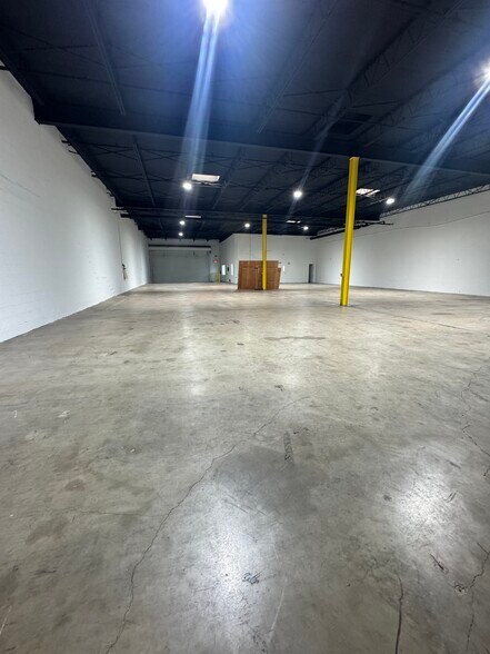 More Photos Of 16401-16413 NW 8th Ave, Miami Distribution For Lease