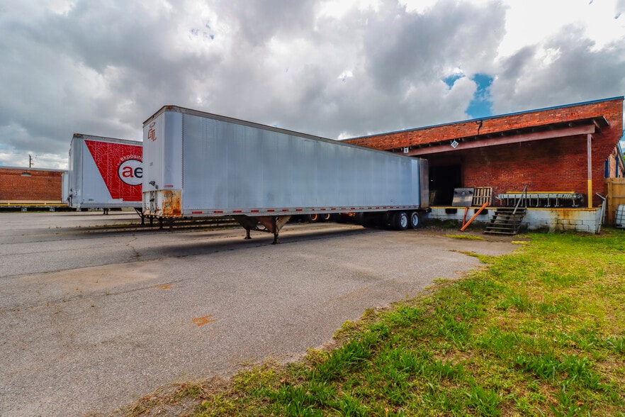 More Photos Of 827 Douglas Ave, Portsmouth Warehouse For Lease