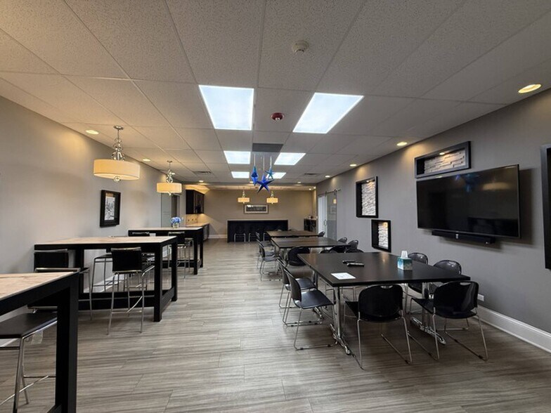 More Photos Of 777 E Algonquin Rd, Algonquin Storefront Retail Office For Lease