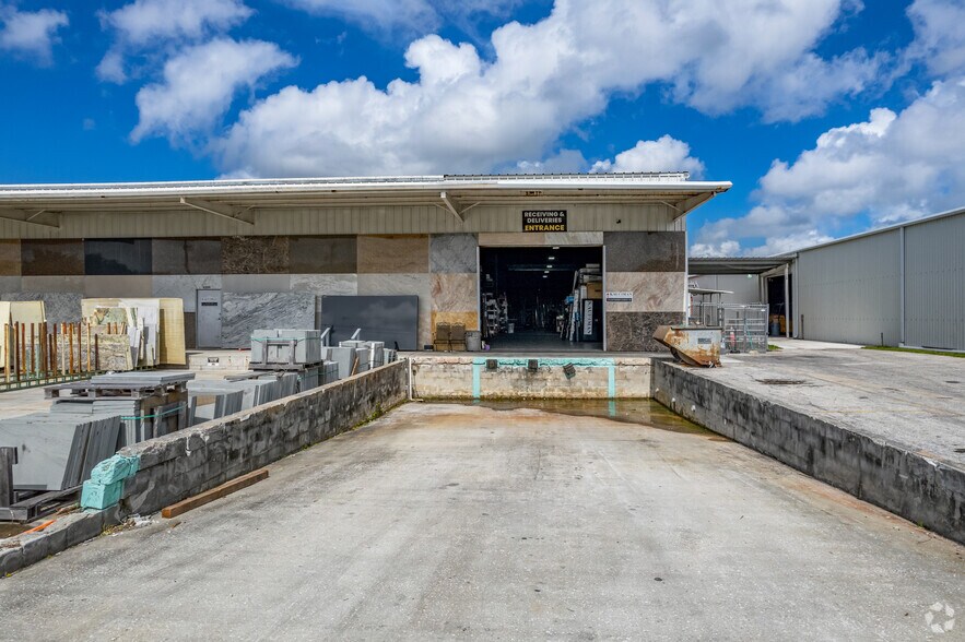 More Photos Of 4500 Carmichael Ave, Sarasota Warehouse For Sale