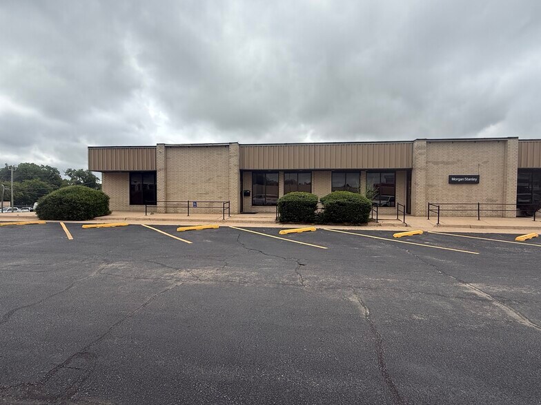 Primary Photo Of 1214 N Highway 81, Duncan Office For Lease