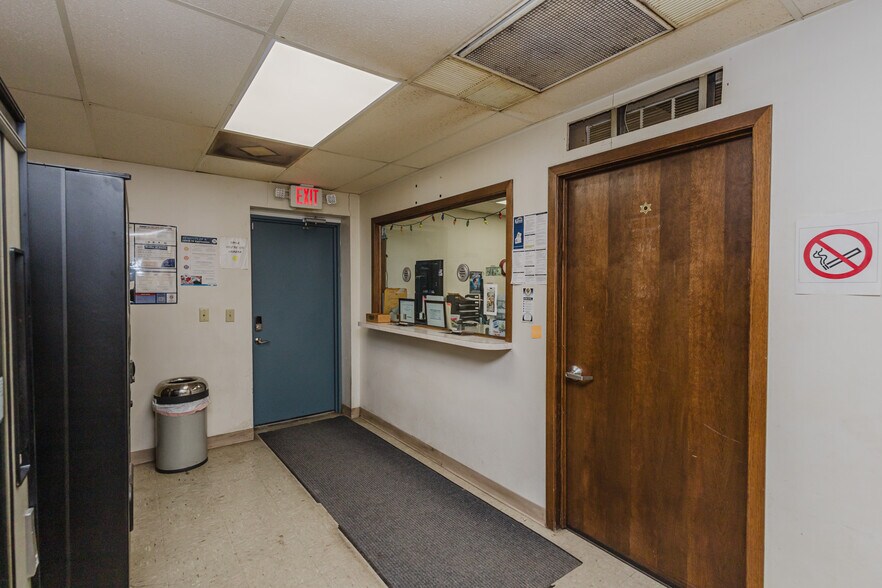 More Photos Of 2555 N Market St, Wichita Auto Repair For Sale