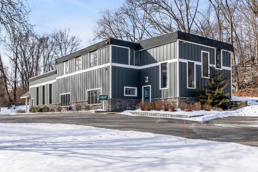 More Photos Of 140 W Main St, Clinton Township Office For Sale