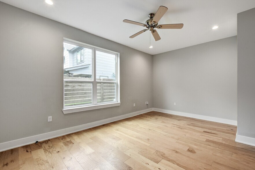 More Photos Of 4005 A/B Clawson Rd, Austin Specialty For Sale