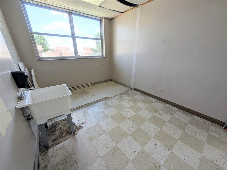More Photos Of 910 New York St, Humboldt Freestanding For Sale