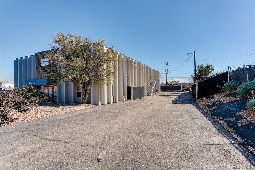 More Photos Of 2700 S Shoshone St, Englewood Light Distribution For Sale