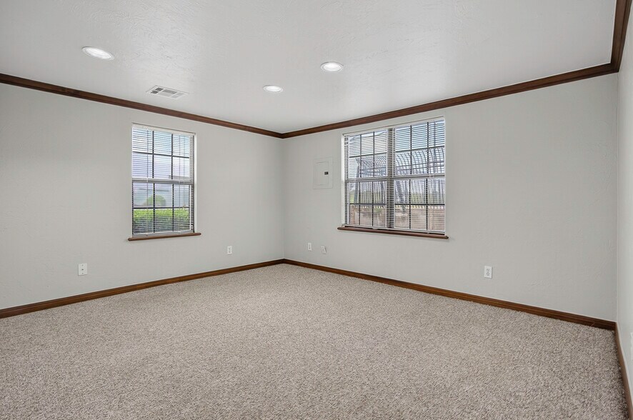 More Photos Of 2127 SE 44th St, Oklahoma City Service For Sale