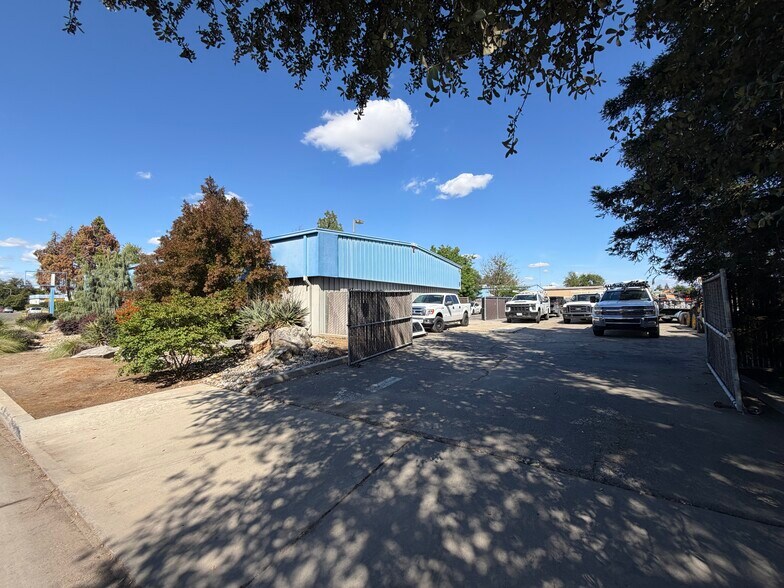 More Photos Of 2740 N Sunnyside Ave, Fresno Warehouse For Lease