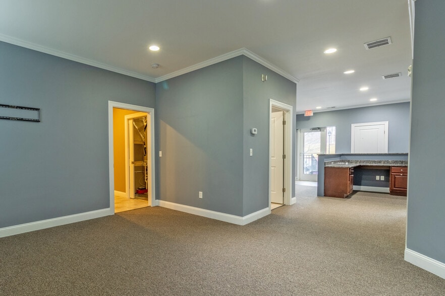 More Photos Of 447 Naubuc Ave, Glastonbury Office For Sale