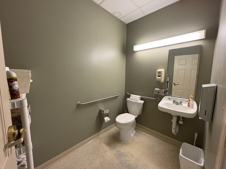 More Photos Of 998 3rd St, Beaver Office For Sale