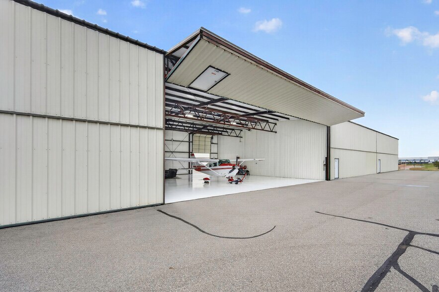 More Photos Of 7161 S Peoria St, Englewood Airplane Hangar For Sale