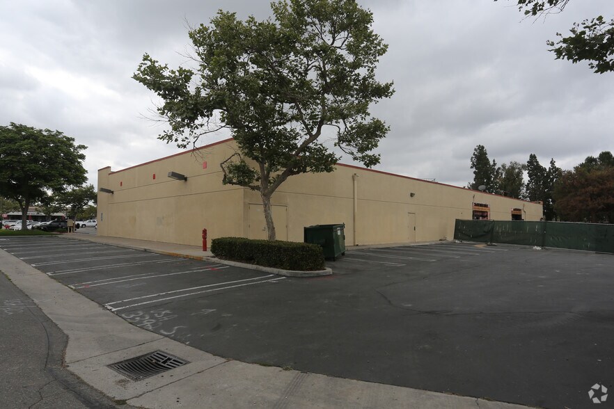 More Photos Of 3370-3400 S Bristol St, Santa Ana Freestanding For Lease