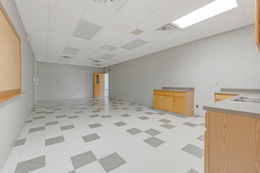 More Photos Of 8645 E Backwater Rd, North Webster Showroom For Lease