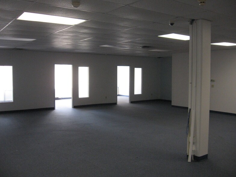 More Photos Of 76 Progress Dr, Stamford Research And Development For Lease