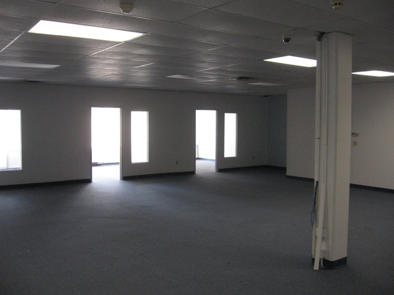 More Photos Of 76 Progress Dr, Stamford Research And Development For Lease